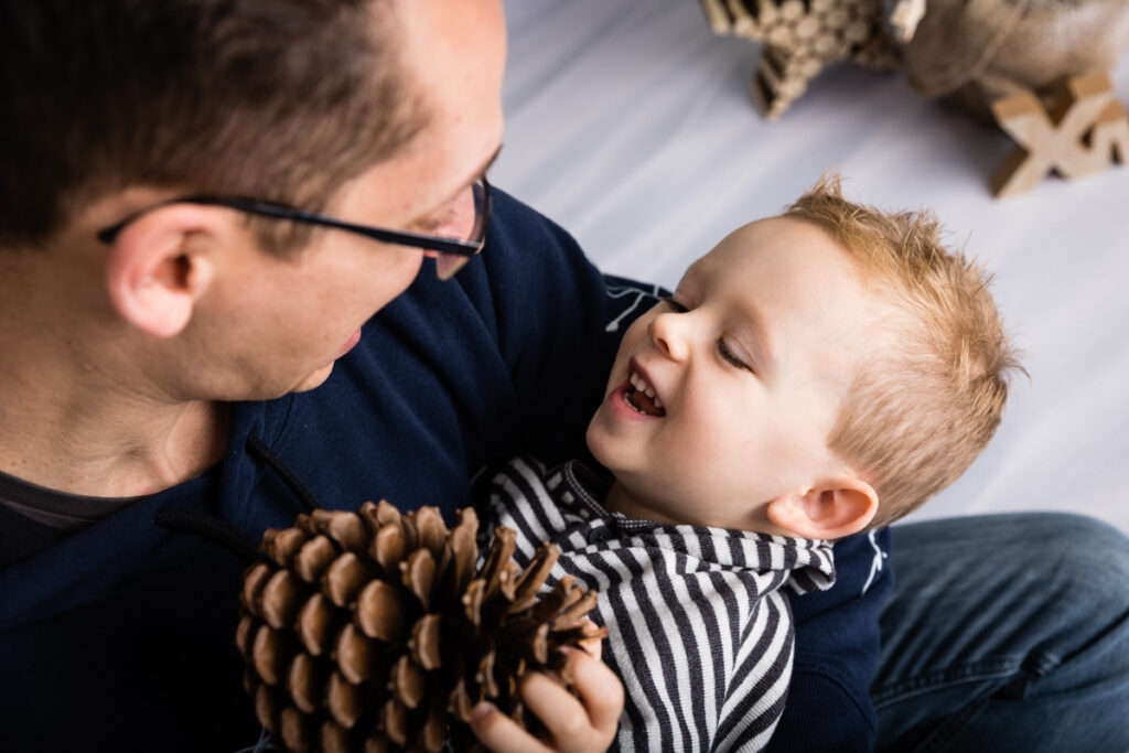 Weihnachtsshooting Papa und Kind lachen