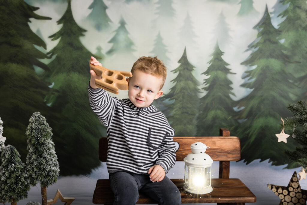 Weihnachtsshooting Junge mit Flugzeug